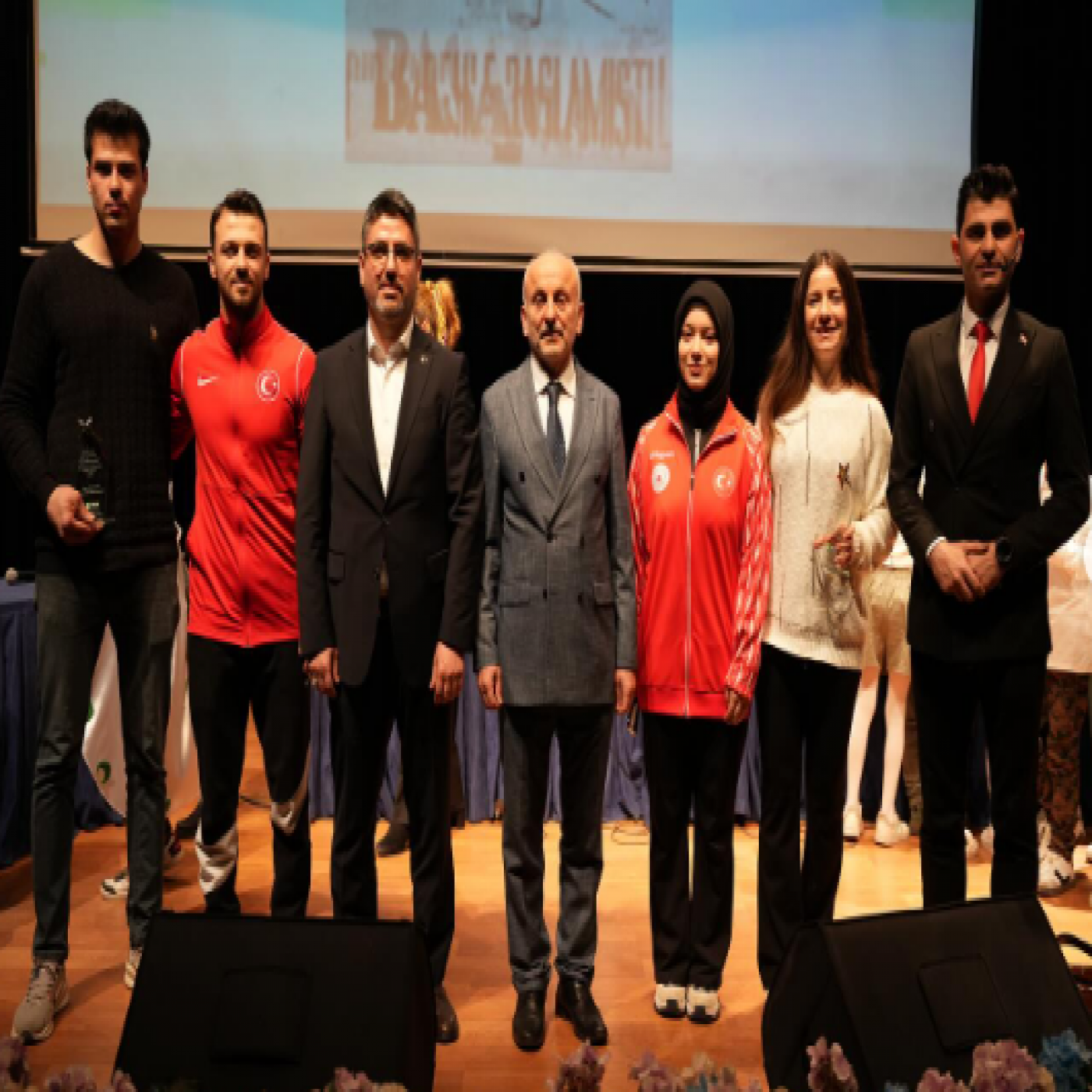 Yeşilay Sakarya Şubesi, Sakarya Valiliği, Sakarya Üniversitesi, SAÜ Bağımlılıkla Mücadele Araştırma ve Uygulama Merkezi, Sakarya Uygulamalı Bilimler Üniversitesi’nin katkılarıyla “Dünya şampiyonu 4 bireysel sporcu ve Türkiye'nin Altın Çocukları” temalı bir panel gerçekleştirildi.