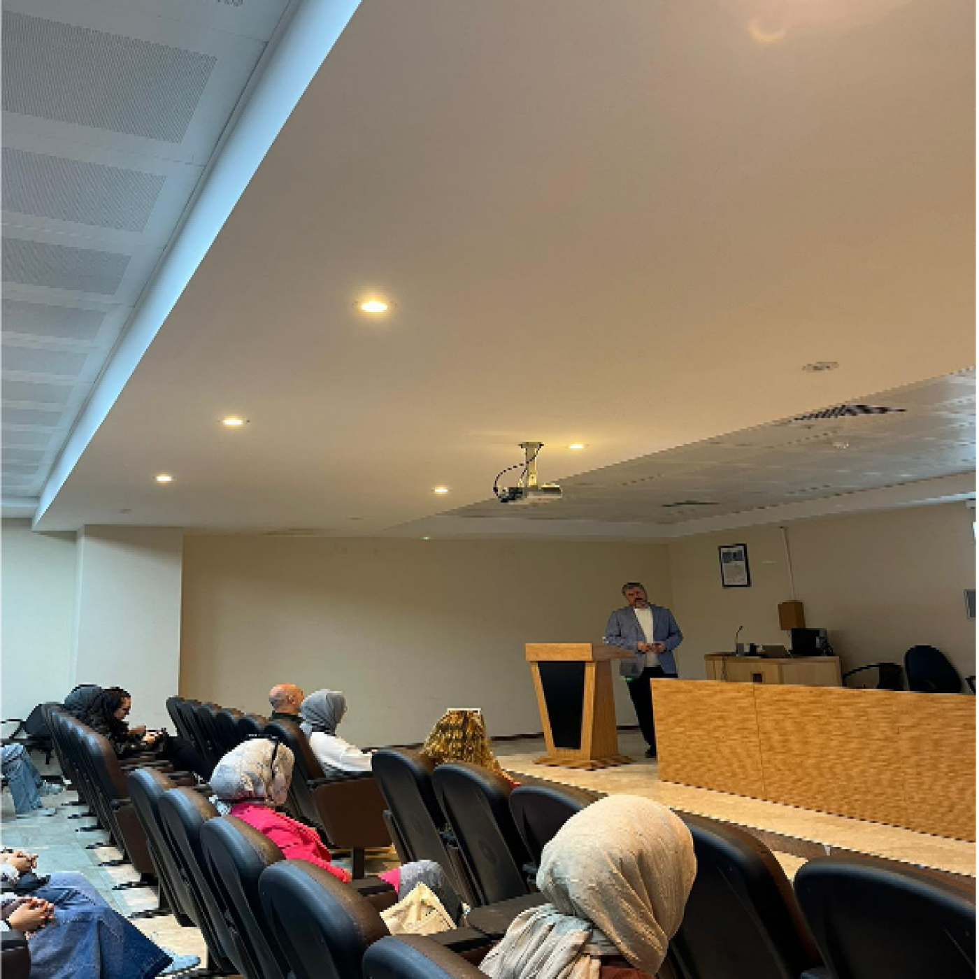 1-7 Mayıs Bilişim Haftası nedeniyle Sakarya Üniversitesi Bağımlılıkla Mücadele Uygulama ve Araştırma Merkezi Sakarya Üniversitesi öğrencilerine yönelik İnternet Bağımlılığı konulu konferans düzenlemiştir